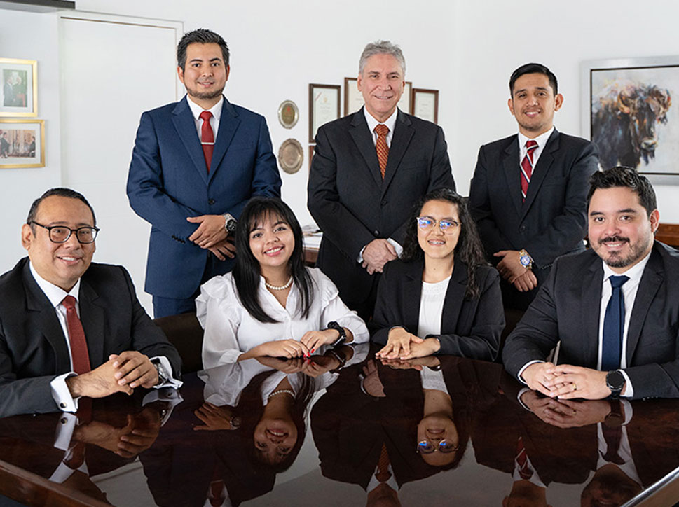Equipo de abogados Estudio Pastor oficina en lima